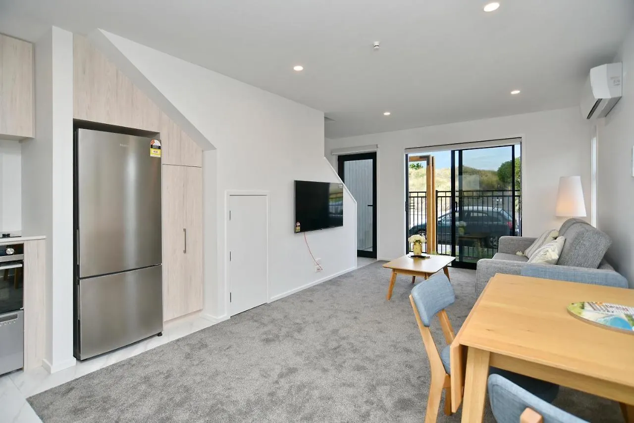 Sea Air And Sandy Beach, Beautiful 1 Bed 1 Bath Christchurch Apartment