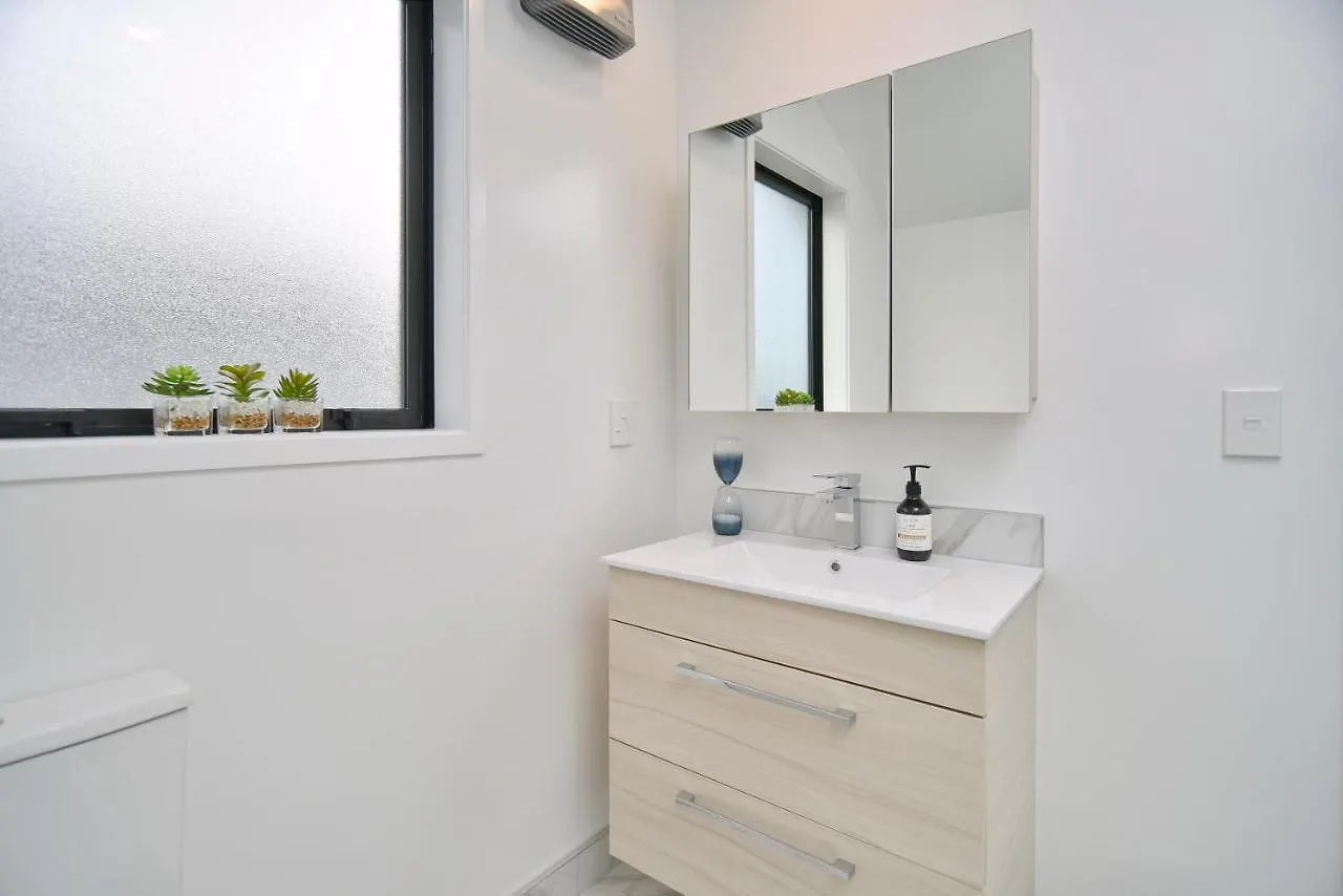 Sea Air And Sandy Beach, Beautiful 1 Bed 1 Bath Christchurch